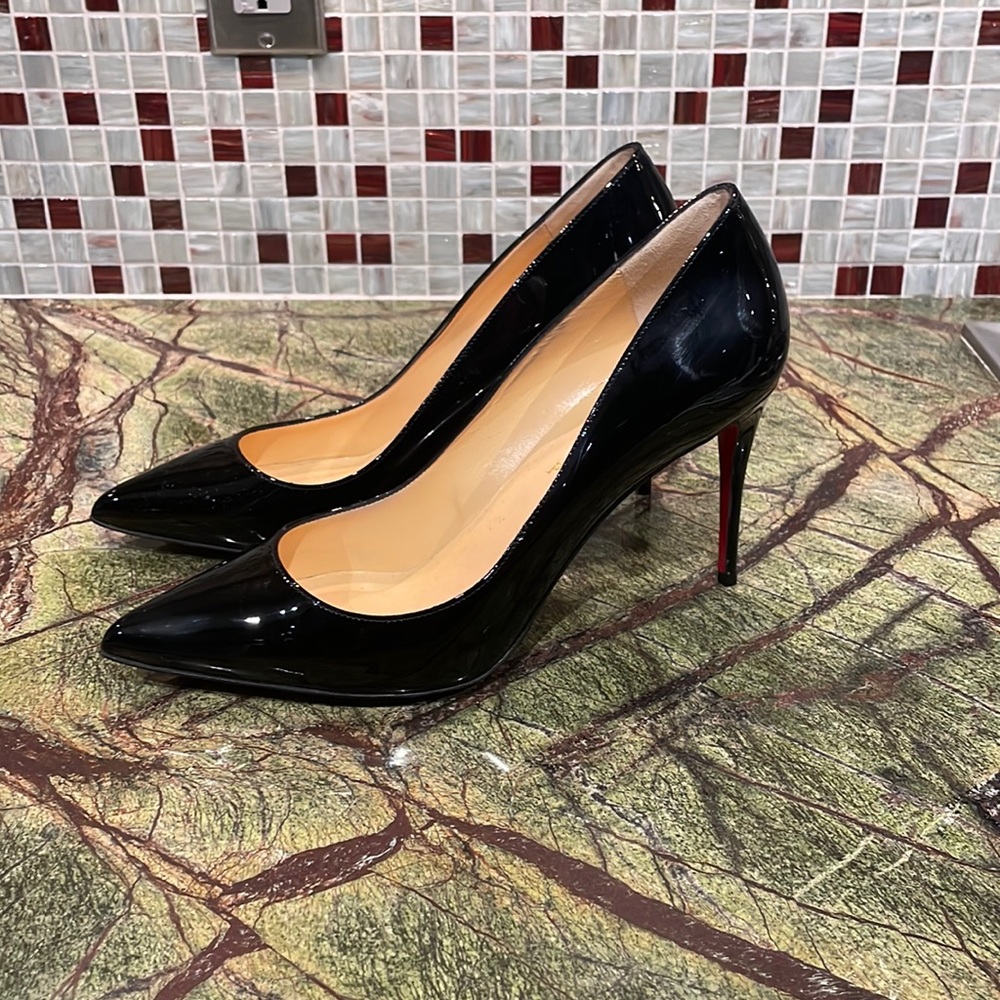 Classic pointy pump
